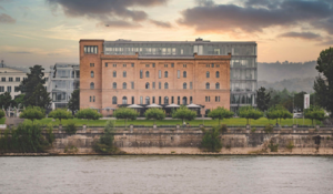 Bild der Rohmühle in Bonn, vom Rhein aus gesehen
