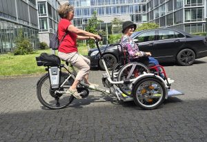 Gitta reitet Pegasus von der Seite